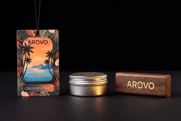 AROVO Coconut Cream Duftbaum, eine Duftdose und der AROVO Diffusor nebeneinander im Vergleich