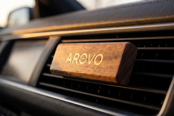 AROVO Diffusor aus Walnussholz am Lueftungsgitter eines Autos, Nahaufnahme im Abendlicht