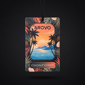 AROVO Coconut Cream Auto-Duftbaum frei hängend vor schwarzem Hintergrund