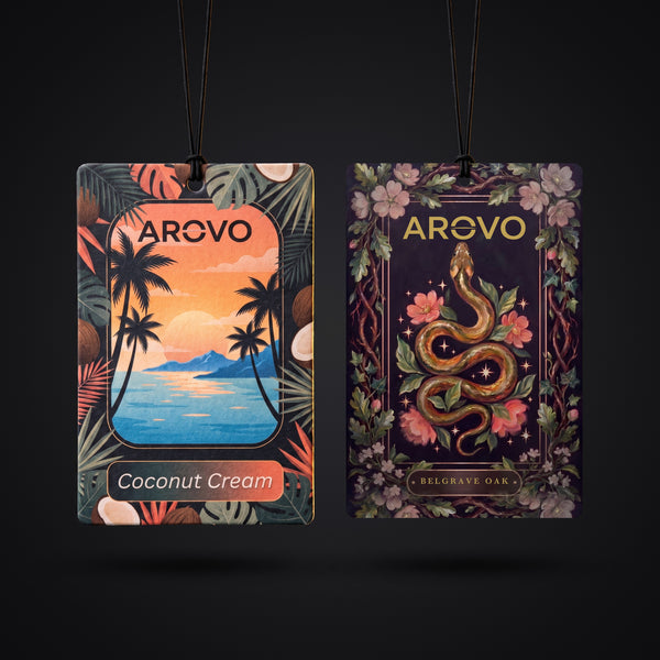 AROVO Duo-Set: Auto-Duftbäume Coconut Cream und Belgrave Oak nebeneinander hängend vor dunklem Grund