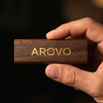 AROVO Diffusor zwischen zwei Fingern gehalten — zeigt die kompakte Größe von 8,2 cm Länge