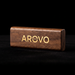 AROVO Diffusor aus Walnussholz mit goldenem AROVO-Schriftzug vor schwarzem Hintergrund, 8,2 × 2,8 × 1,4 cm