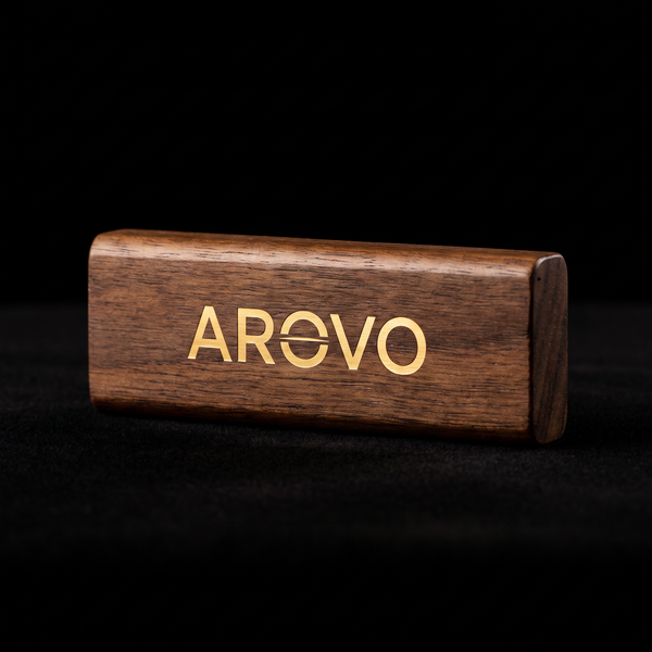 AROVO Diffusor aus Walnussholz mit goldenem AROVO-Schriftzug vor schwarzem Hintergrund, 8,2 × 2,8 × 1,4 cm